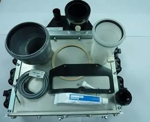 Produkt von Remeha mit mehreren Teilen, darunter Rohre, Dichtungen und eine Tube, auf einer flachen Oberfläche angeordnet.
